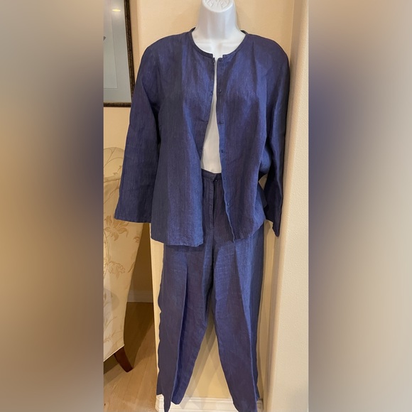 Beautiful EILEEN FISHER linen pants and top.  Soft blue color for a classic look - Picture 2 of 6